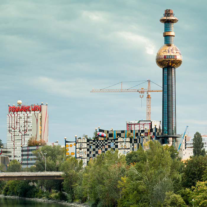 Die von Hundertwasser verzierte Fernwärmeanlage am dichtbewachsenem Ufer des Donaukanals © Robert Tober