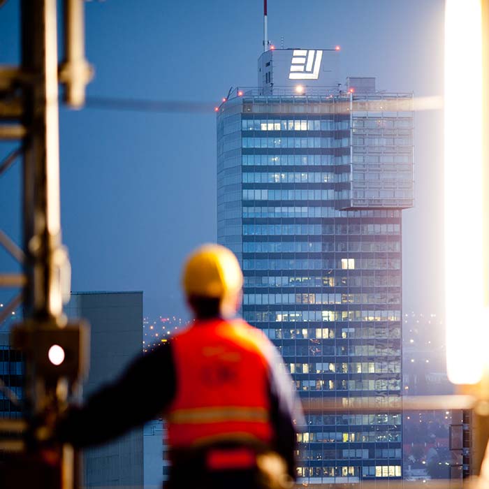 Der IZD-Tower mit einem Bauarbeiter des DC-Towers davor © Robert Tober