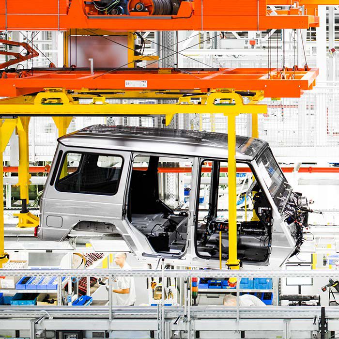 Verzinkte Mercedes Benz G-Klasse Rohkarosserie in der Produktionsstrasse © Robert Tober