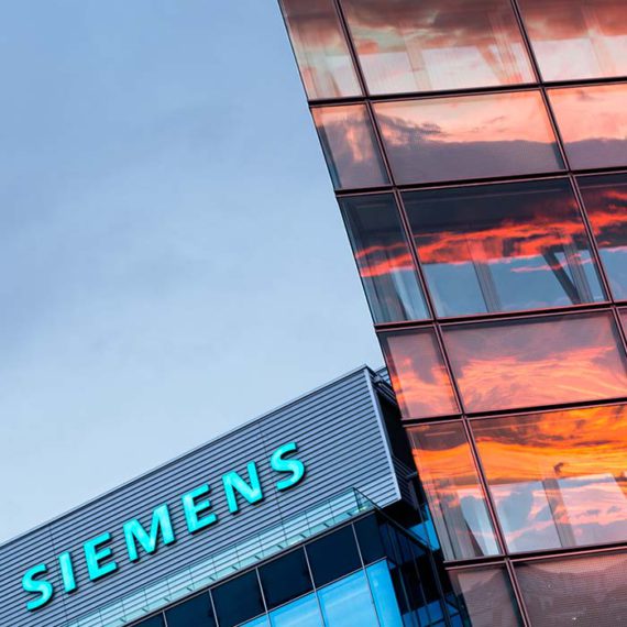Glasfassade der Siemens City, mit Spiegelung des Sonnenuntergangs © Robert Tober