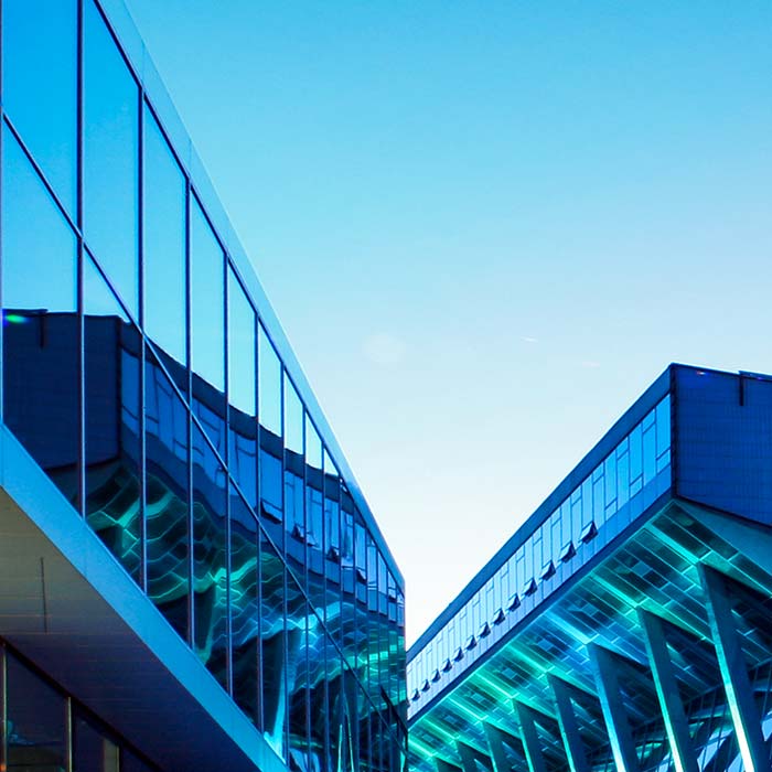 Die Wiener Stadthalle in der Abenddämmerung blau beleuchtet © Robert Tober