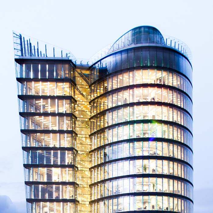 Beleuchteter Turm des Uniqa-Towers in Wien © Robert Tober