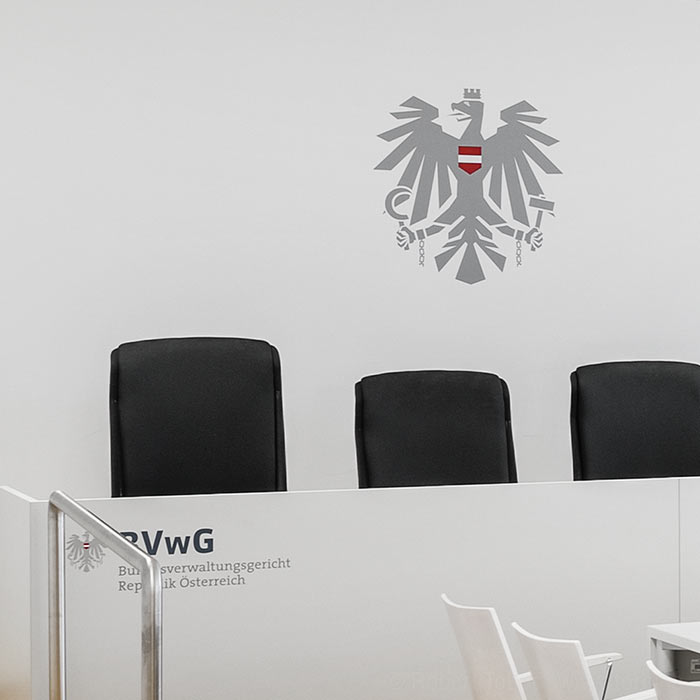 Bundesverwaltungsgericht Verhandlungssaal mit dem Österreichischen Adler © Robert Tober · Verhandlungssaal