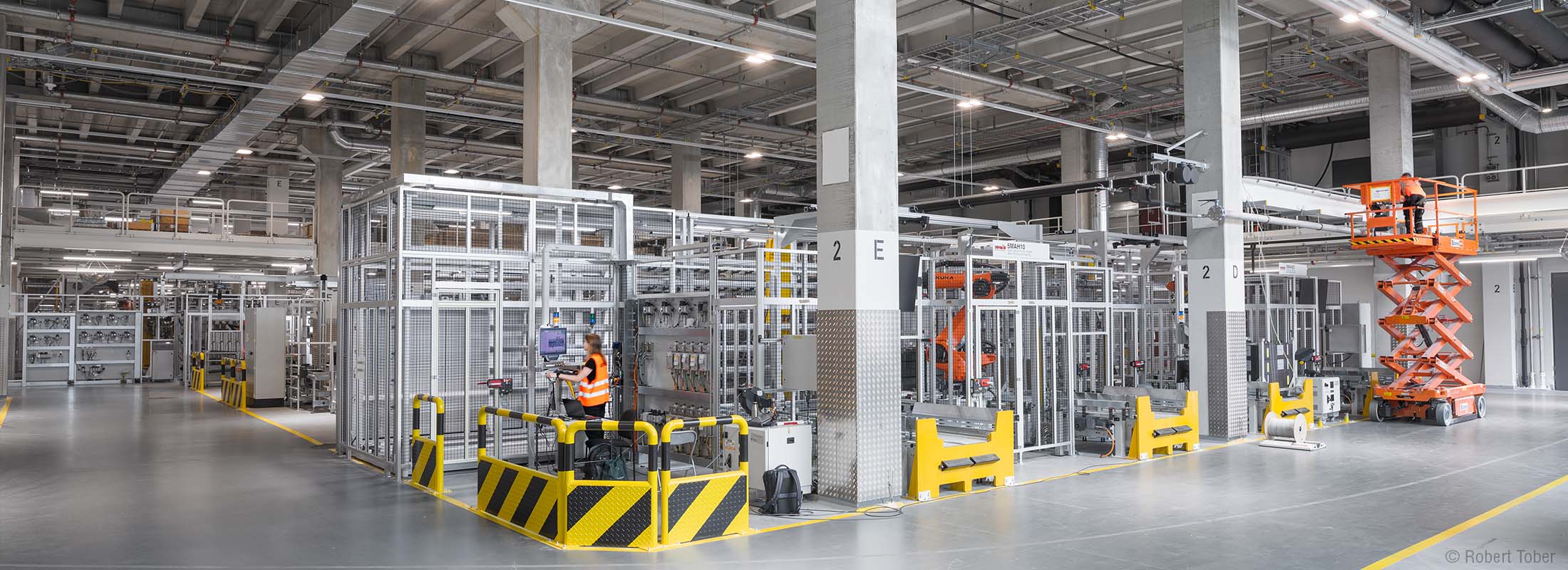 BMW Werk Steyr Fertigungshalle mit Montageroboter für Getriebe von E-Fahrzeugen · Foto: Robert Tober