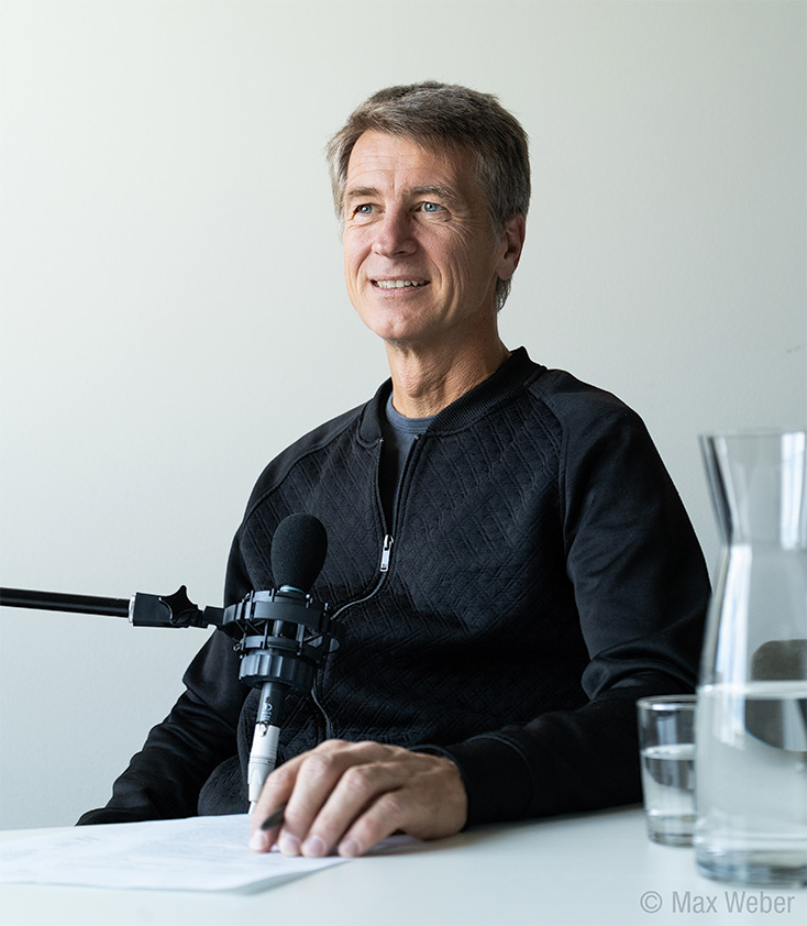 Werner Hoyer-Weber mit Mikrofon während der Feurio Podcast Aufnahme · Foto: Max Weber