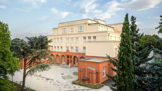 Bildungscampus Gersthof, Außenansicht Hauptgebäude · Foto: Robert Tober