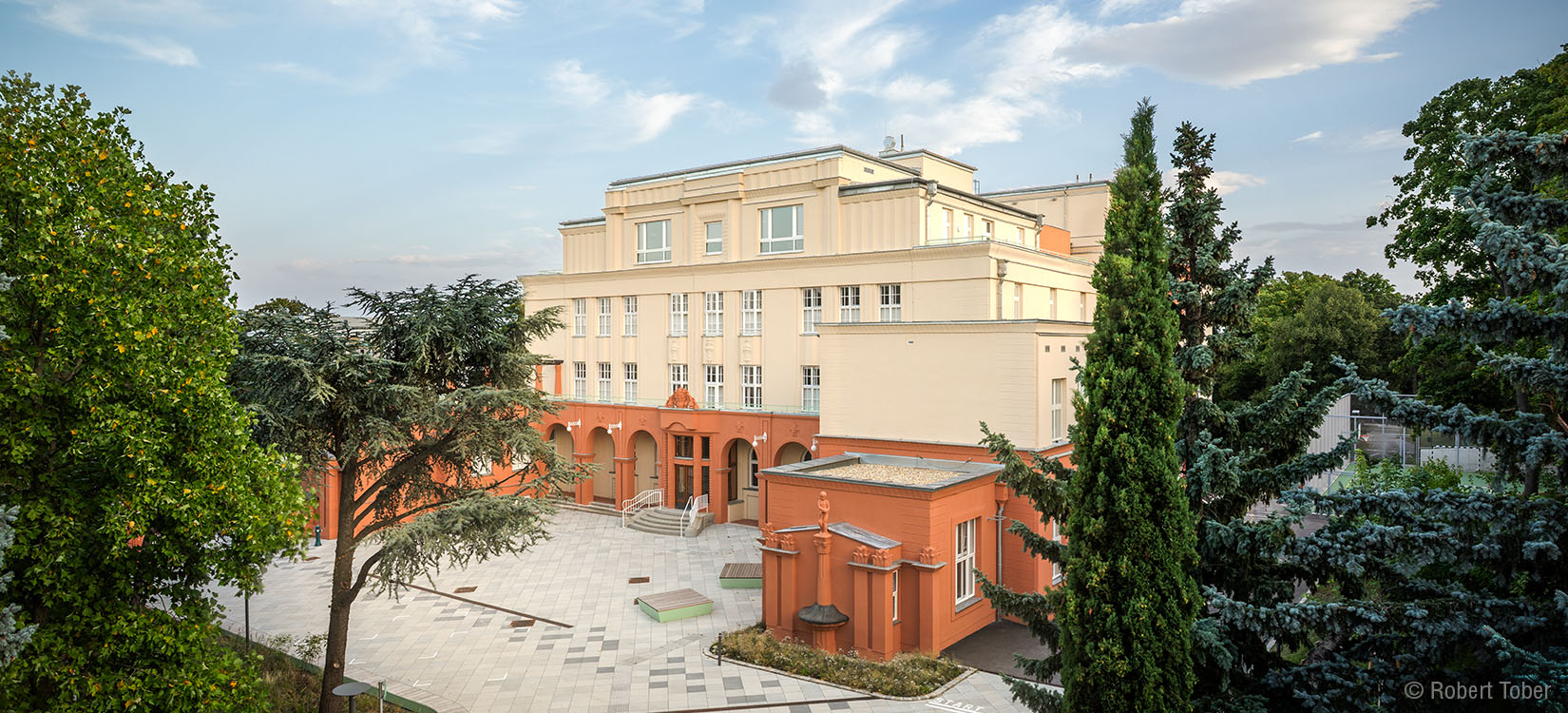 Bildungscampus Gersthof, Außenansicht Hauptgebäude · Foto: Robert Tober