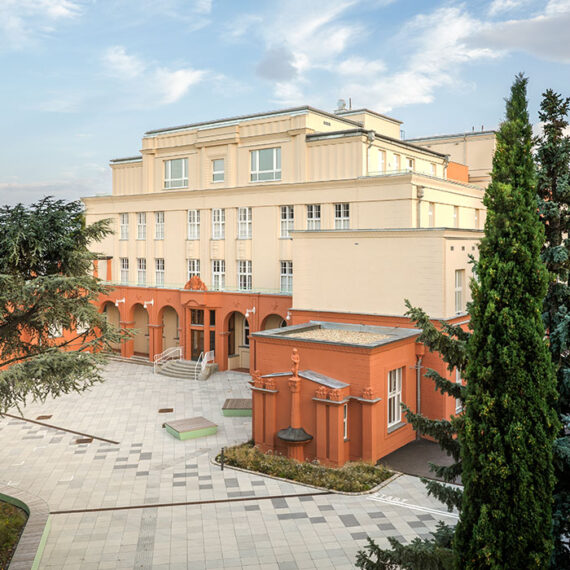 Bildungscampus Gersthof, Außenansicht Hauptgebäude · Foto: Robert Tober