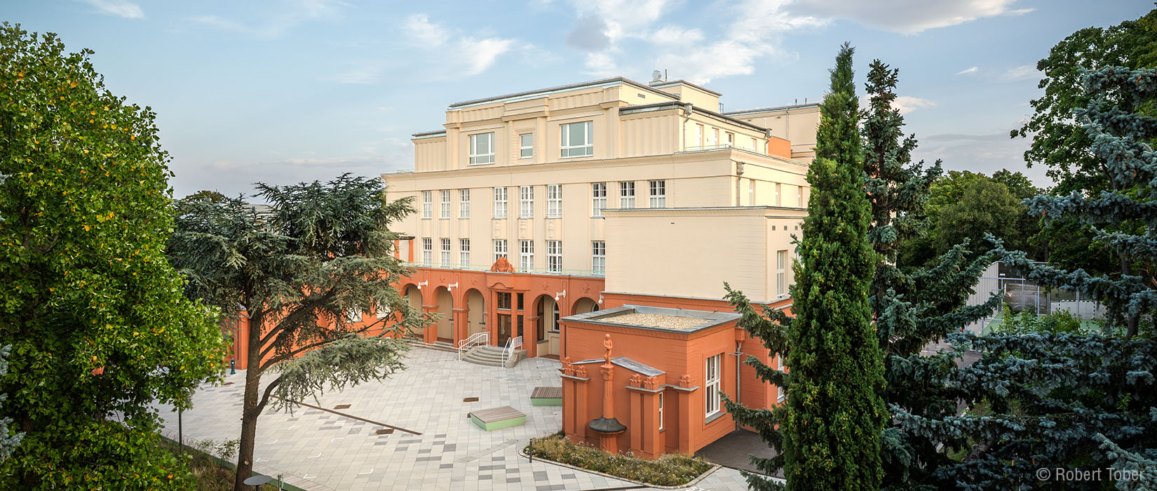 Bildungscampus Gersthof, Außenansicht Hauptgebäude · Foto: Robert Tober