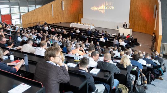 Das Audimax der Technischen Universität Braunschweig mit den Teilnehmenden der Braunschweiger Brandschutztage 2025