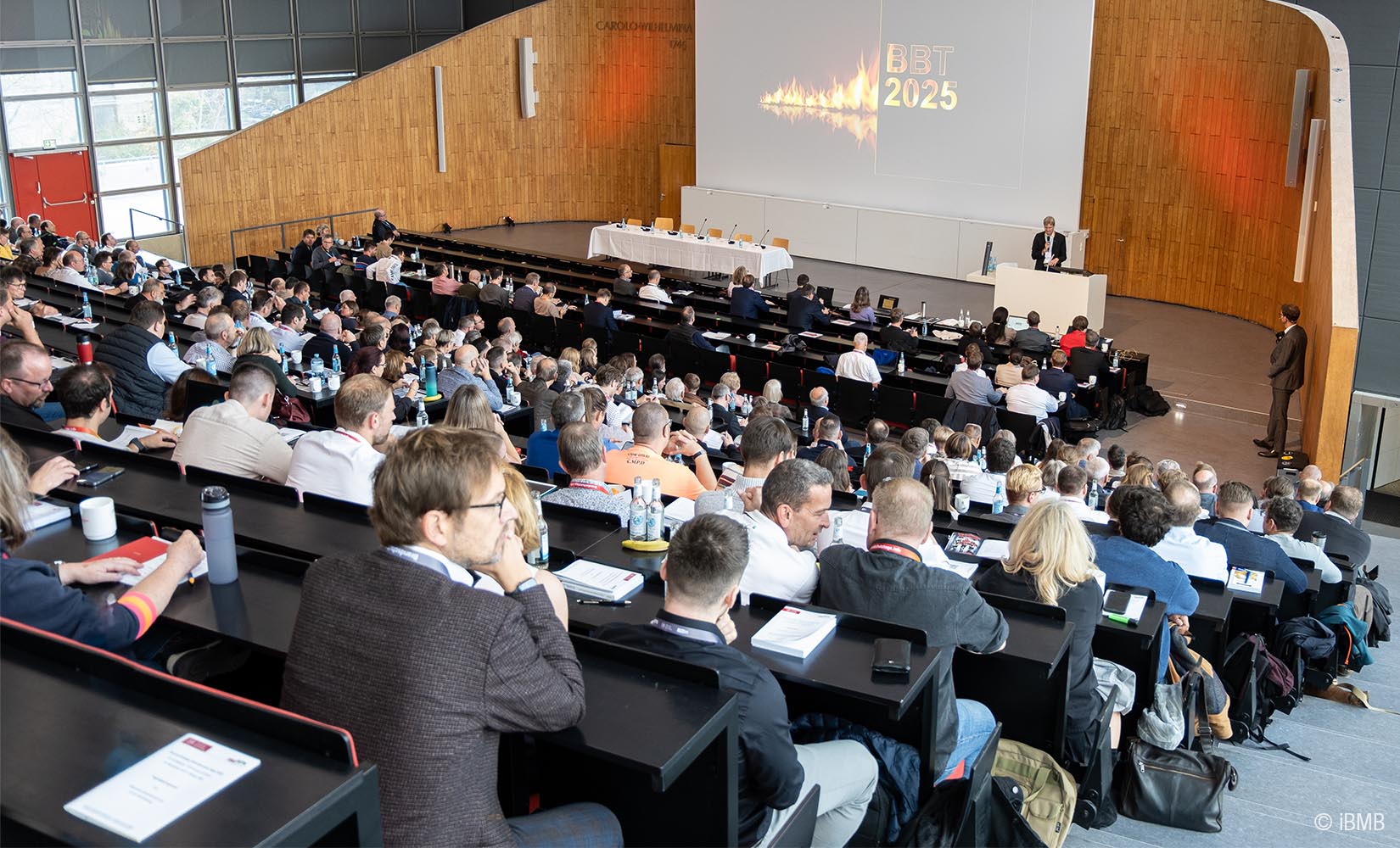 Das Audimax der Technischen Universität Braunschweig mit den Teilnehmenden der Braunschweiger Brandschutztage 2025