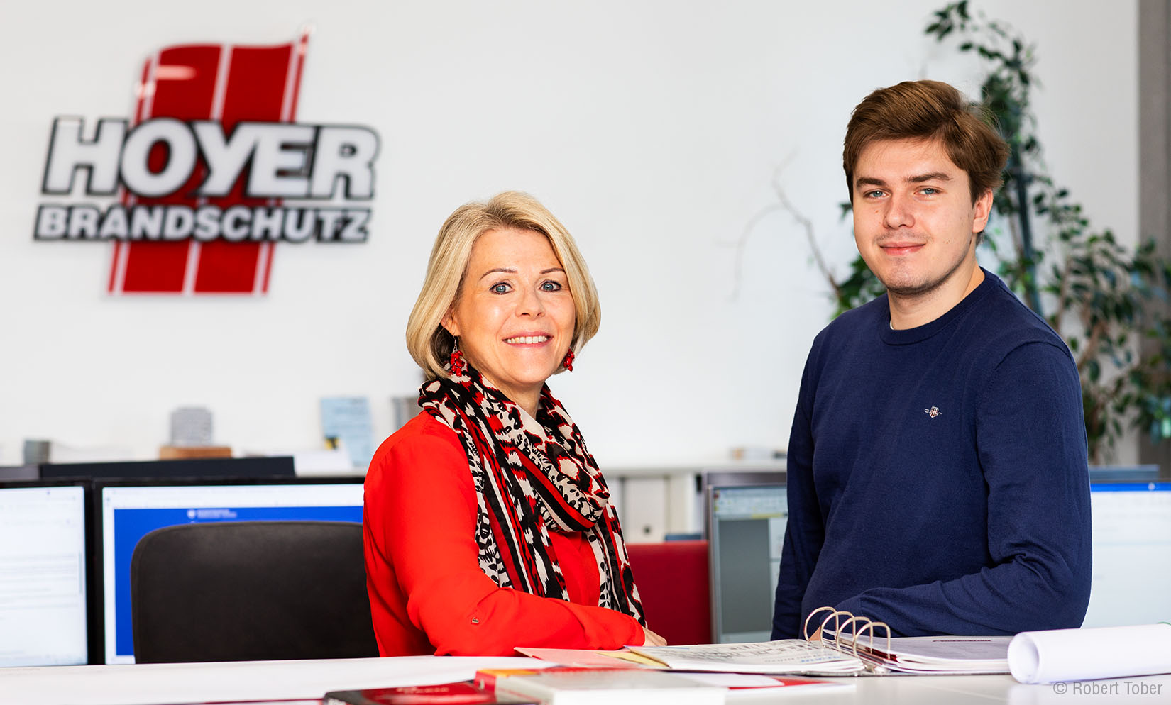 Gudrun Wasinger und Alexej Busko im Büro von Hoyer Brandschutz. Foto: Robert Tober