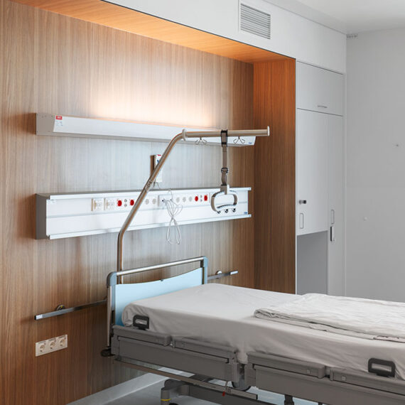 AKH Wien Stationsgebäude Süd, Patientenbett · Foto: Robert Tober