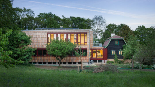 Aussenansicht HAUP Gärtnerhaus mit Bestandsgebäude · Foto: Robert Tober