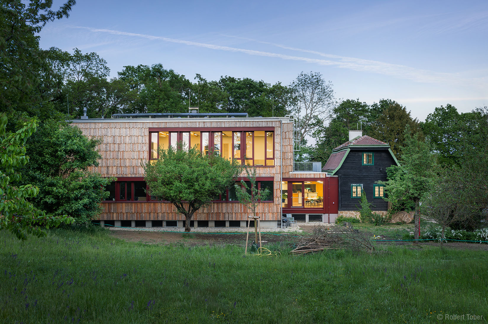 Aussenansicht HAUP Gärtnerhaus mit Bestandsgebäude · Foto: Robert Tober